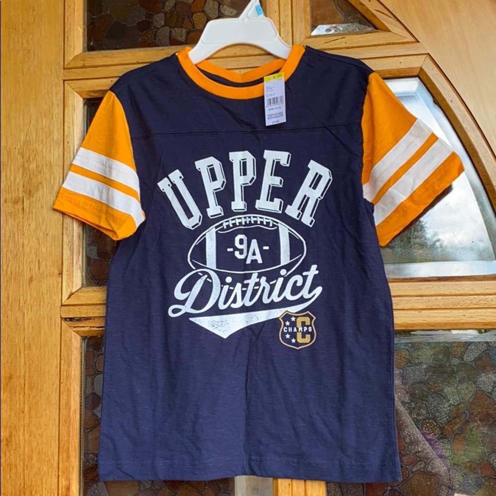 Boys shirt sleeve tee-shirt.